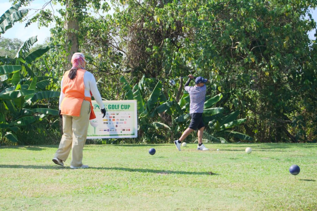 A person and person playing golf

AI-generated content may be incorrect.
